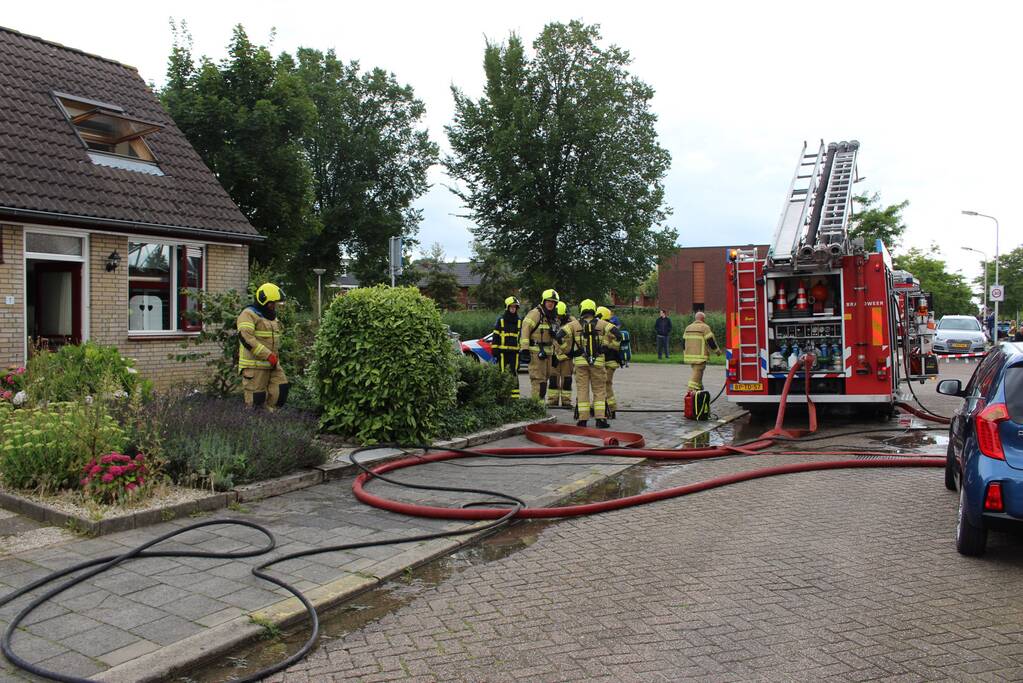 Huisdier gered bij woningbrand, bewoner gewond
