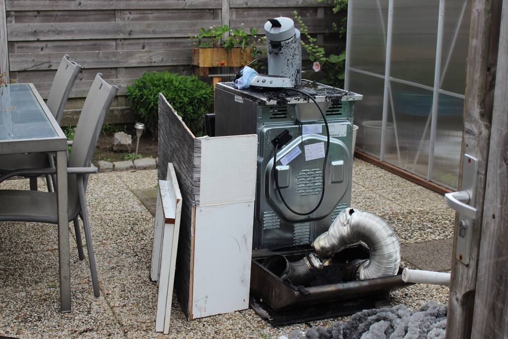 Huisdier gered bij woningbrand, bewoner gewond