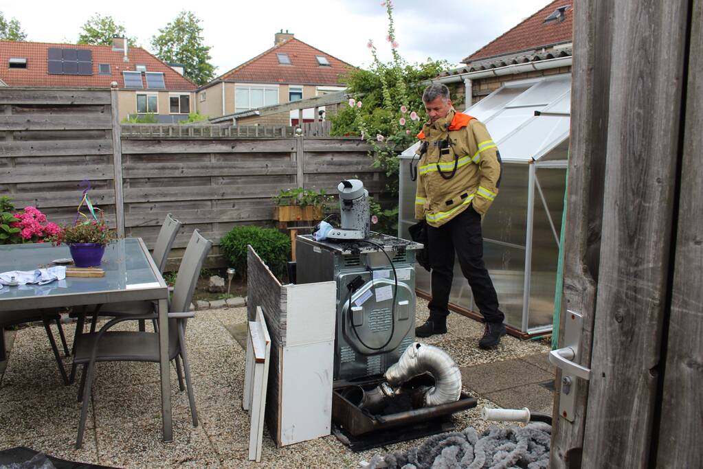 Huisdier gered bij woningbrand, bewoner gewond