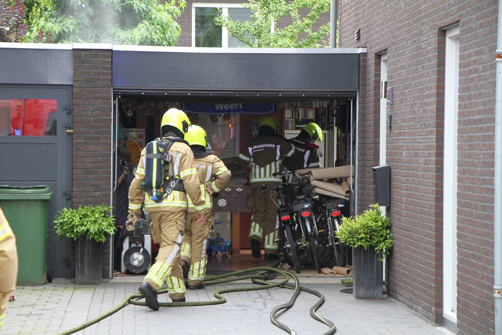 Persoon gewond bij brand in garage