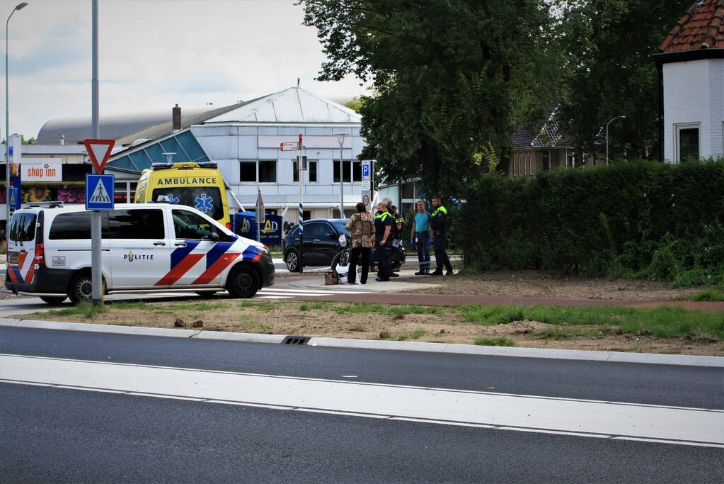 Fietser loopt bloedende hoofdwond op door aanrijding auto