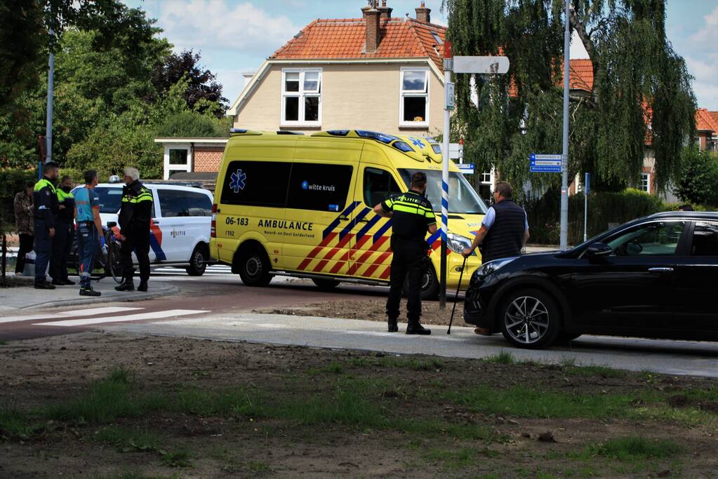 Fietser loopt bloedende hoofdwond op door aanrijding auto