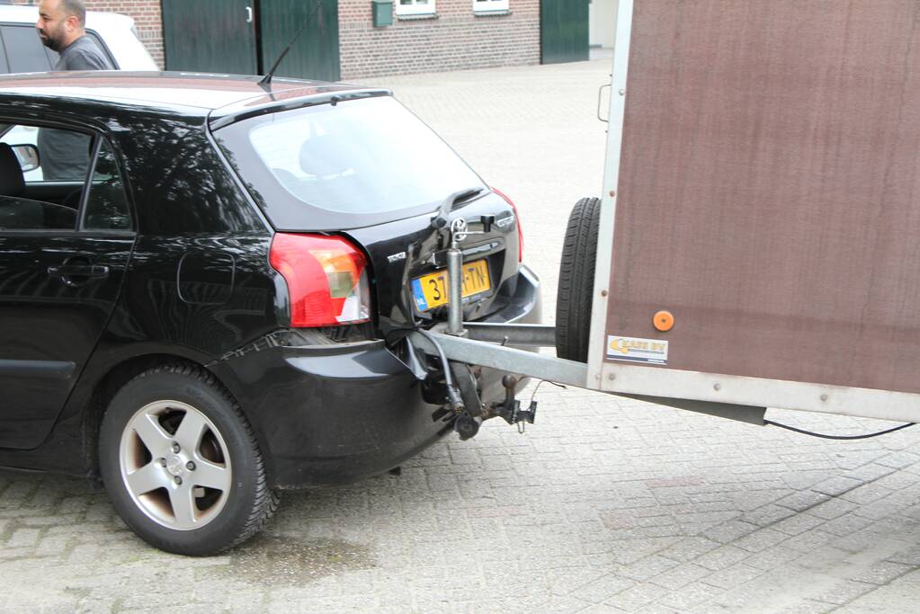 Aanhanger schiet door achterklep na botsing