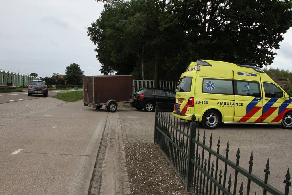 Aanhanger schiet door achterklep na botsing