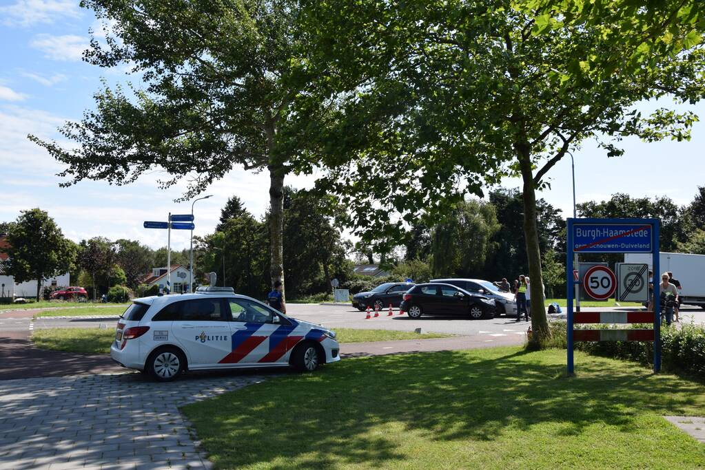 Twee personenwagens in botsing na voorrangsfout