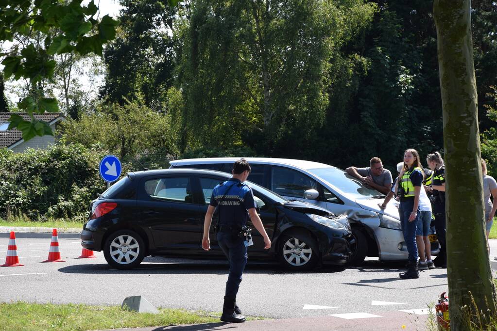 Twee personenwagens in botsing na voorrangsfout
