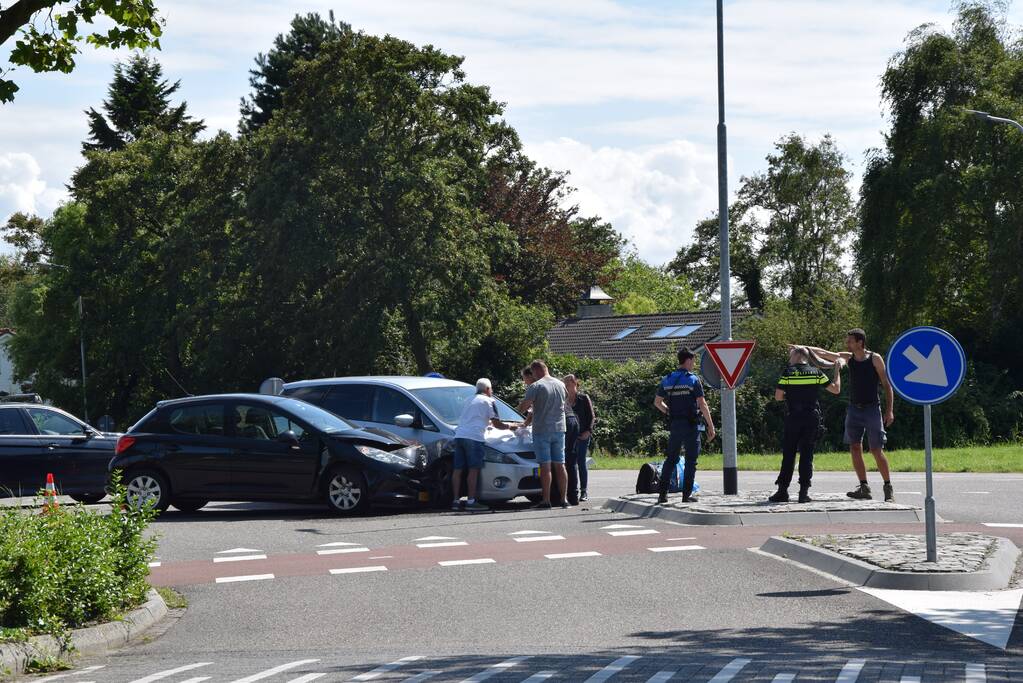Twee personenwagens in botsing na voorrangsfout