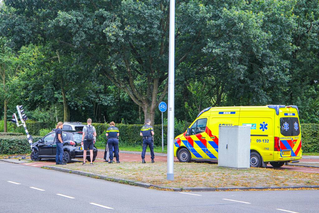 Automobilist raakt macht over stuur kwijt en ramt verkeerslicht