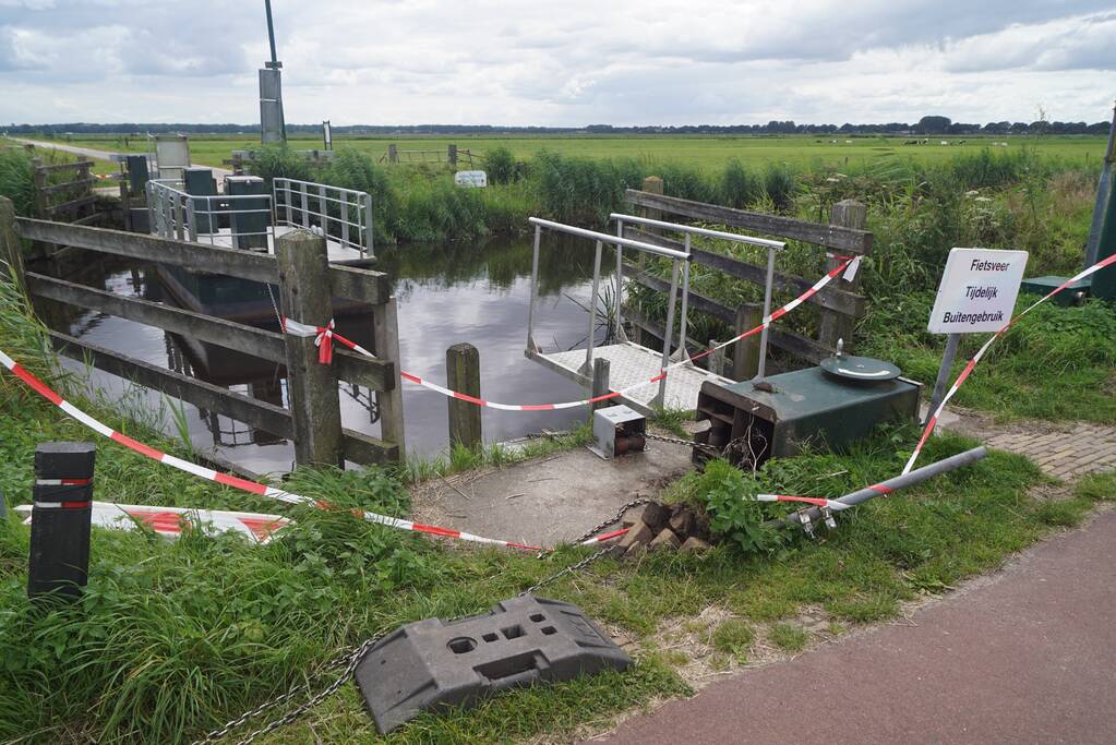 Fiets en voetgangerspont buitengebruik na vernielingen