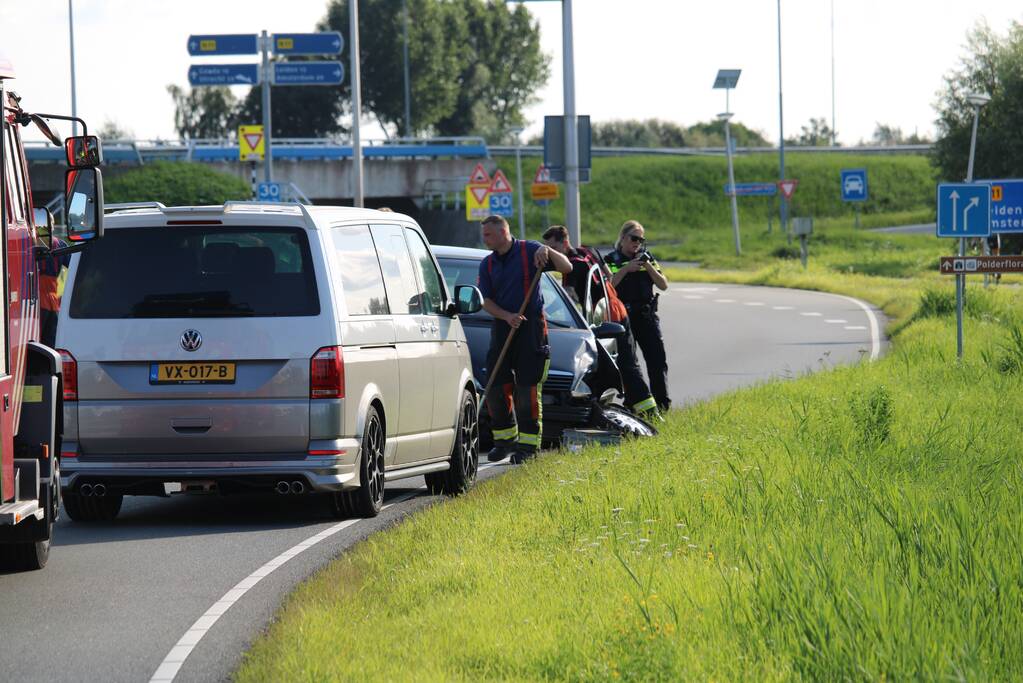 Auto raak lantaarnpaal en komt tot stilstand op andere weghelft