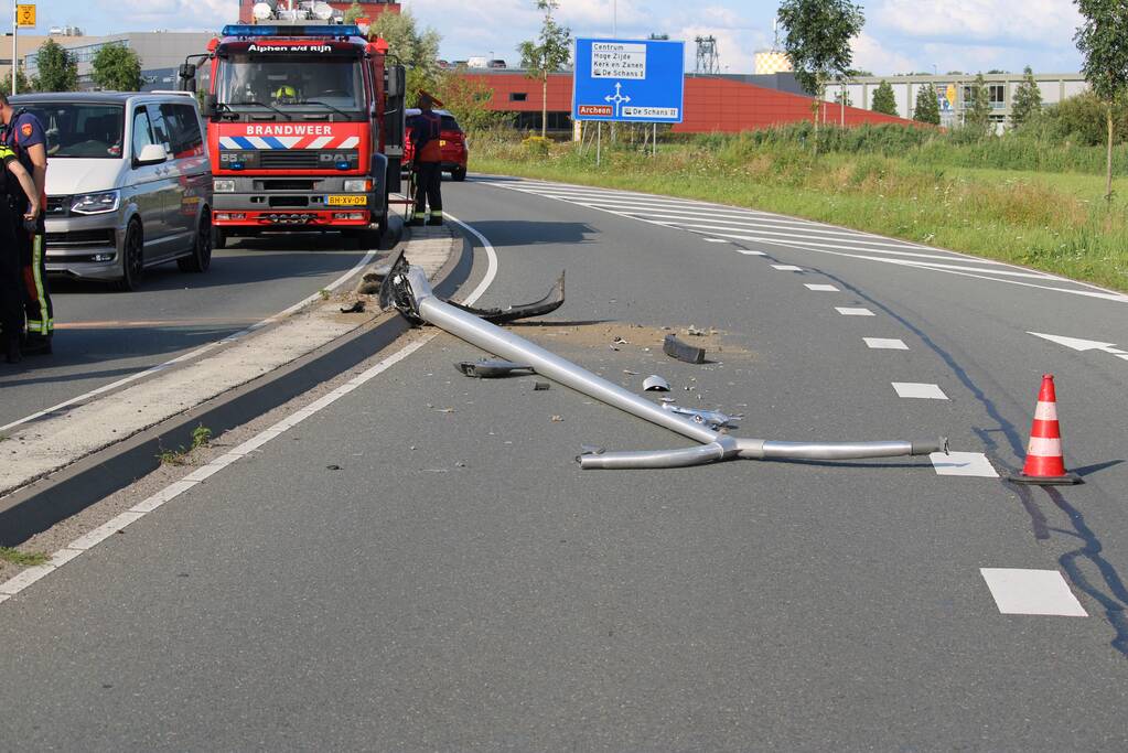Auto raak lantaarnpaal en komt tot stilstand op andere weghelft