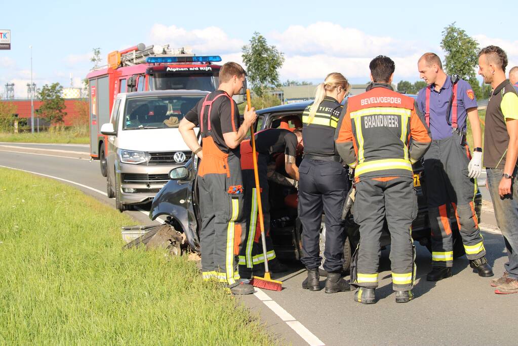 Auto raak lantaarnpaal en komt tot stilstand op andere weghelft