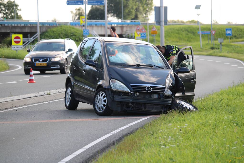 Auto raak lantaarnpaal en komt tot stilstand op andere weghelft