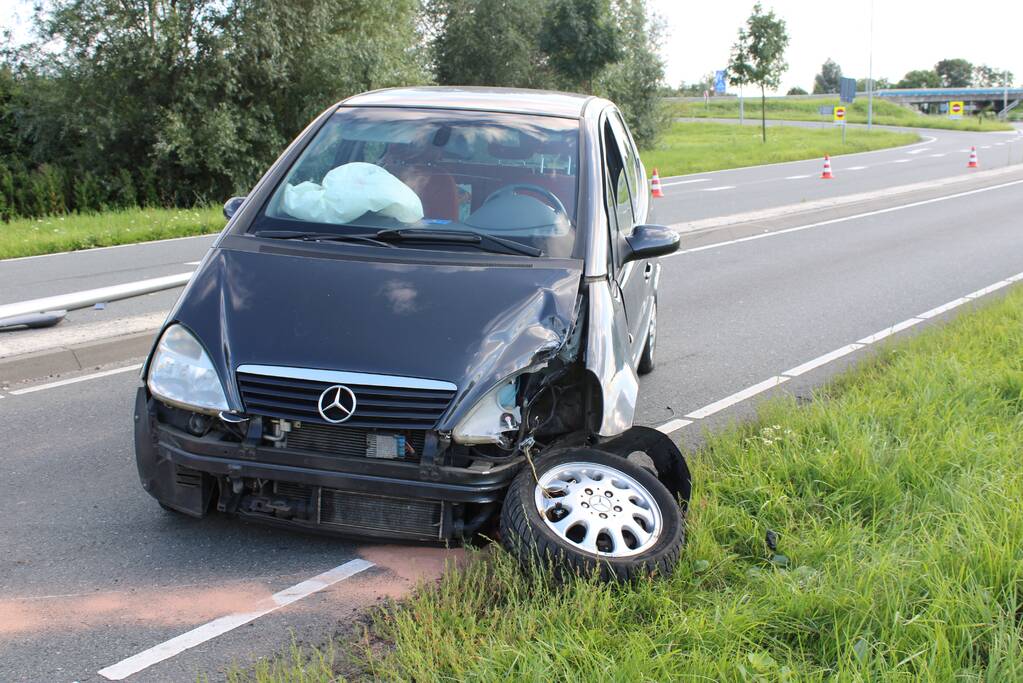 Auto raak lantaarnpaal en komt tot stilstand op andere weghelft
