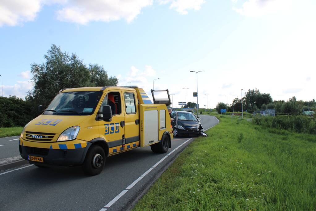 Auto raak lantaarnpaal en komt tot stilstand op andere weghelft