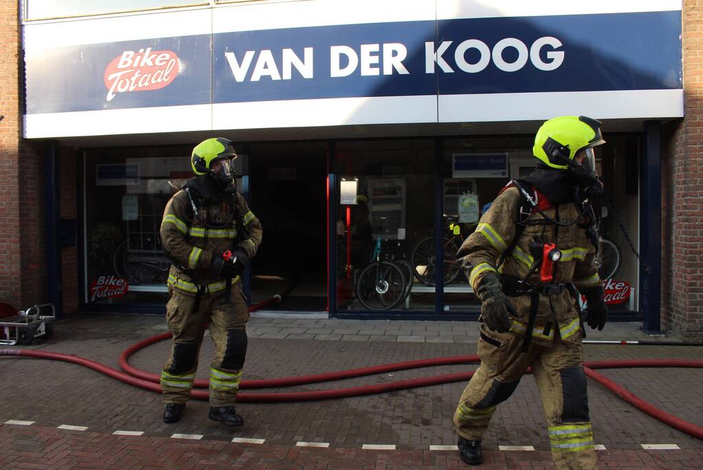 Veel giftige rook door brand in Bike Totaal