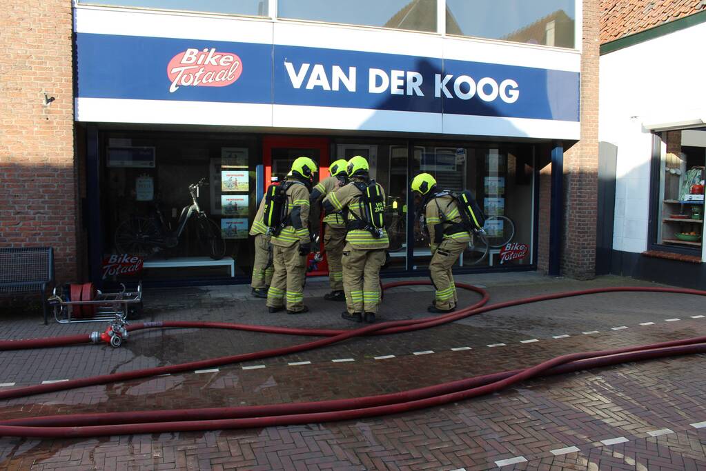 Veel giftige rook door brand in Bike Totaal