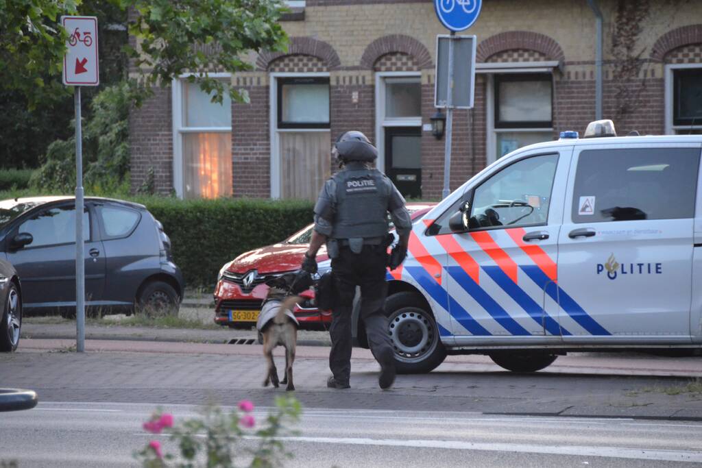 Politie lost meerdere schoten tijdens zoektocht naar man met vuurwapen