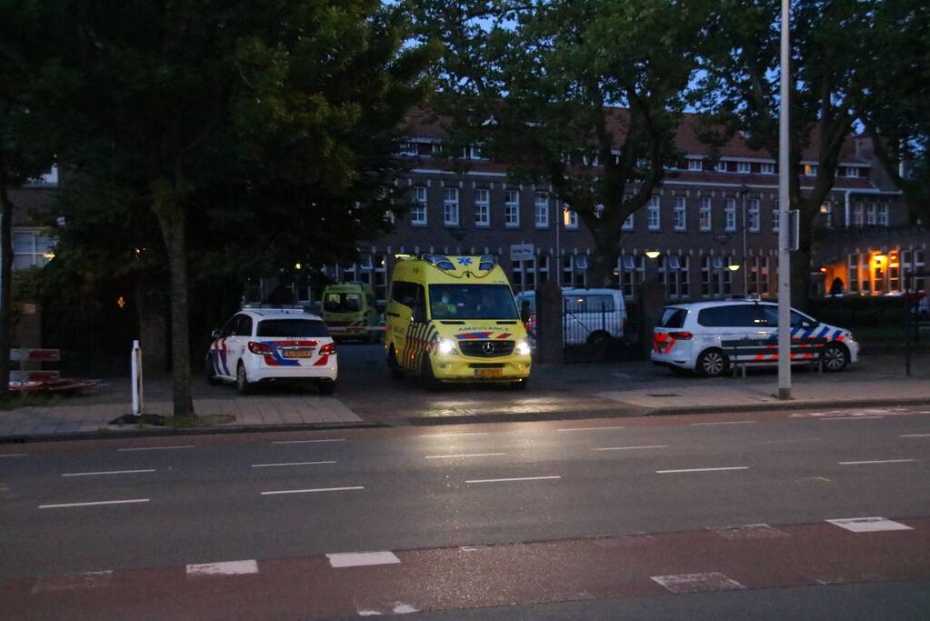 Politie zoekt naar verdachte na steekpartij