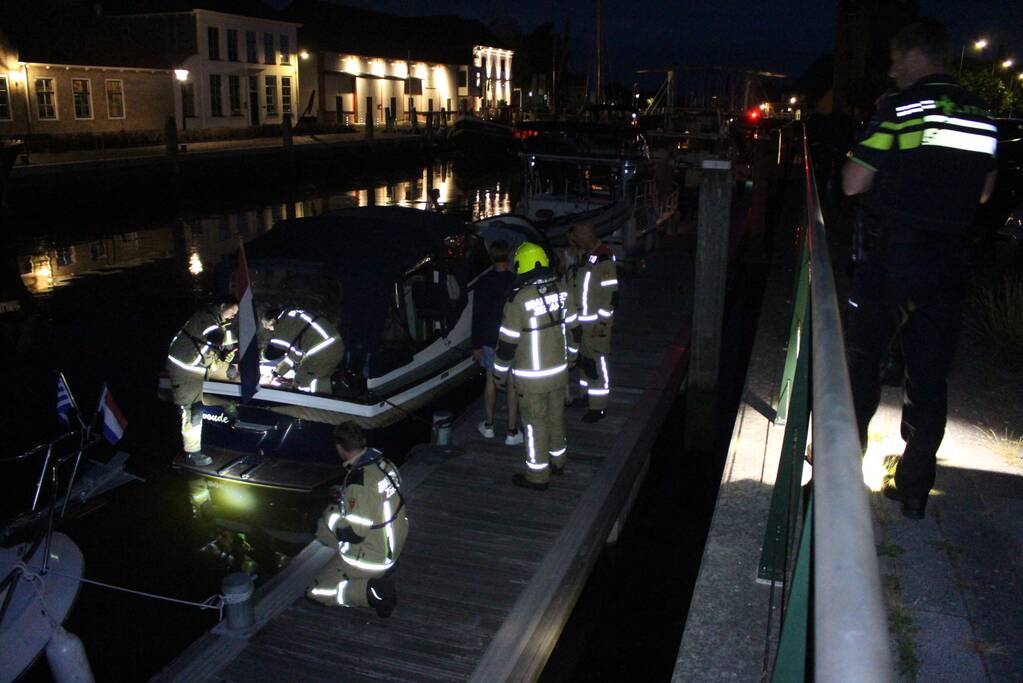 Brandweer doet onderzoek bij zinkende motorboot