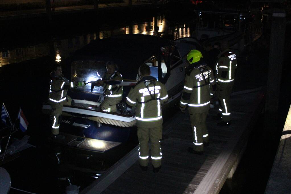 Brandweer doet onderzoek bij zinkende motorboot