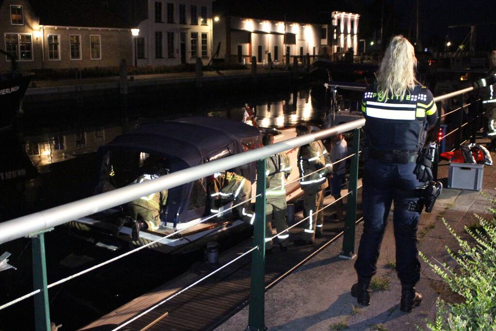 Brandweer doet onderzoek bij zinkende motorboot