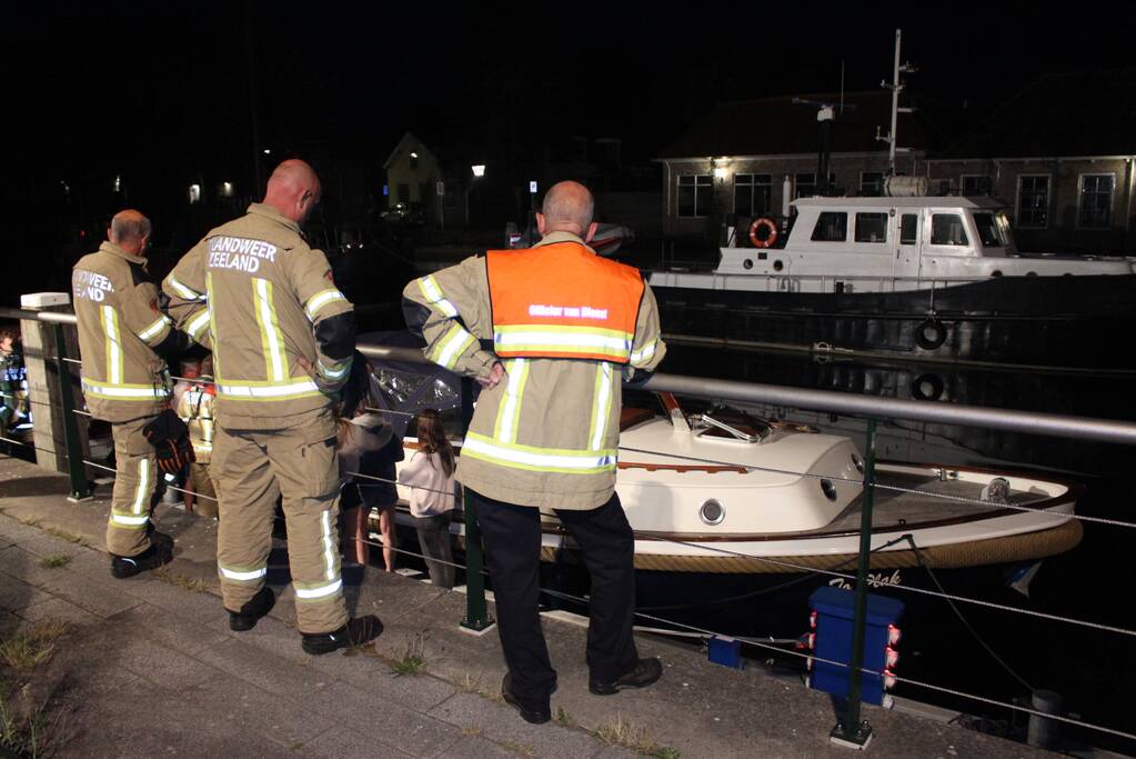 Brandweer doet onderzoek bij zinkende motorboot