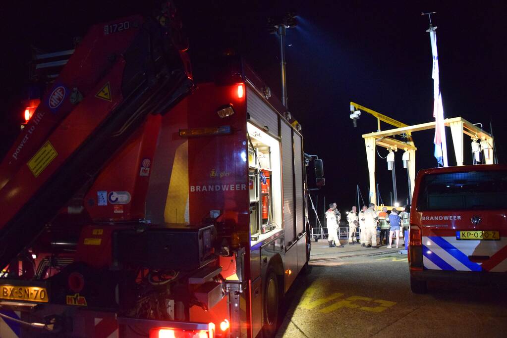Brandweer doet onderzoek bij zinkende motorboot