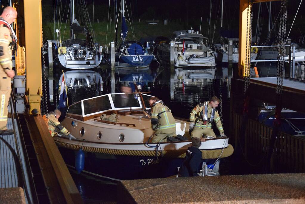 Brandweer doet onderzoek bij zinkende motorboot