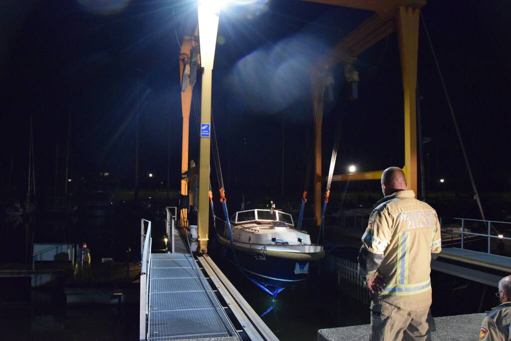 Brandweer doet onderzoek bij zinkende motorboot