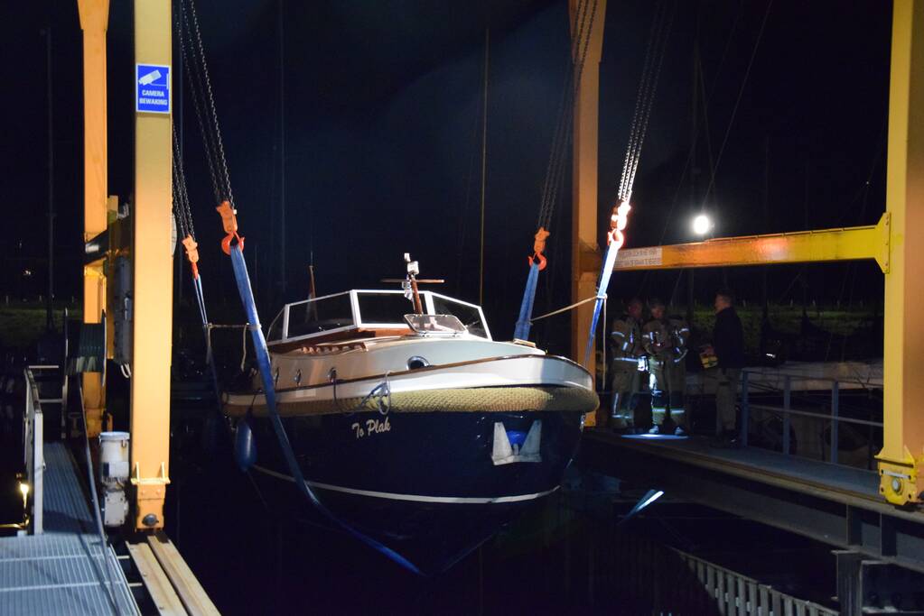 Brandweer doet onderzoek bij zinkende motorboot