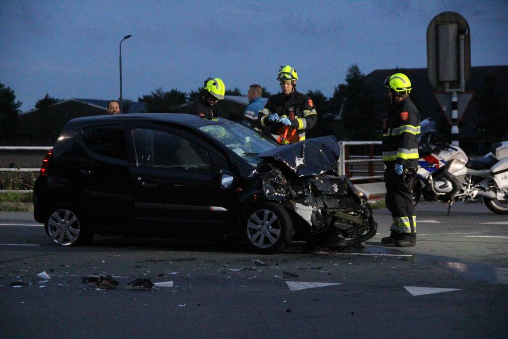 Bestelbus raakt ondersteboven door ongeval