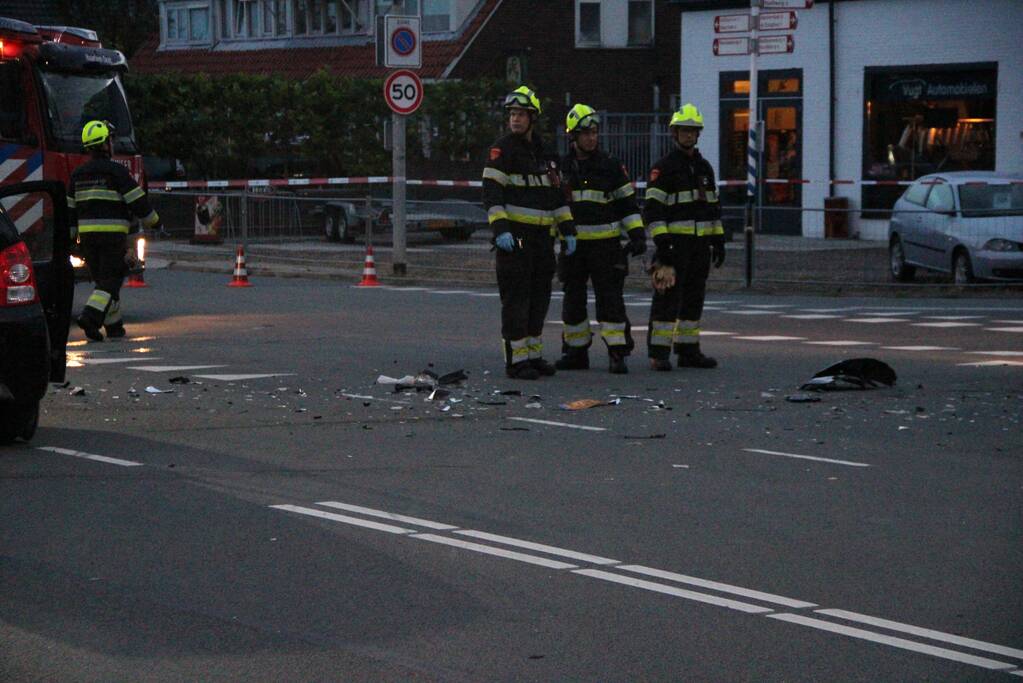 Bestelbus raakt ondersteboven door ongeval