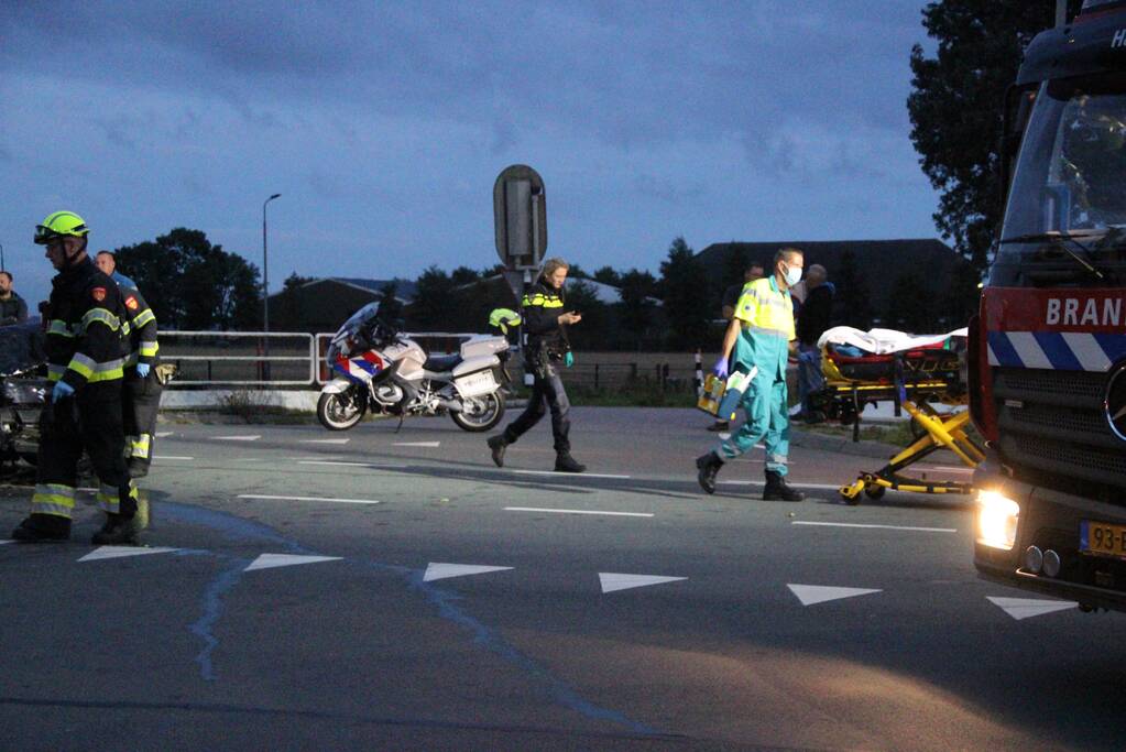 Bestelbus raakt ondersteboven door ongeval