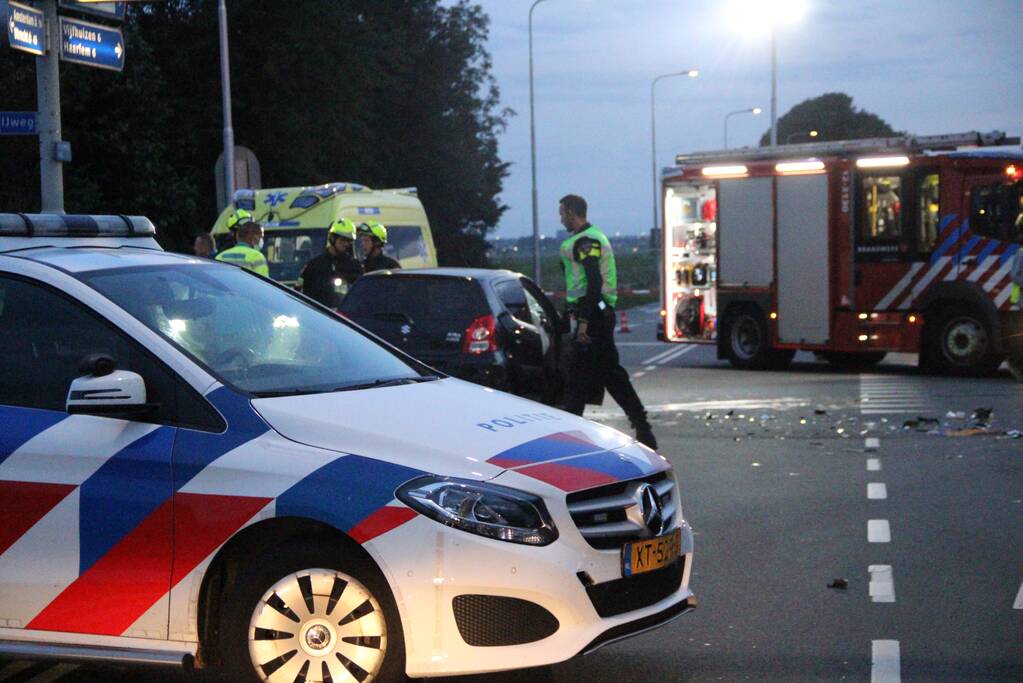 Bestelbus raakt ondersteboven door ongeval