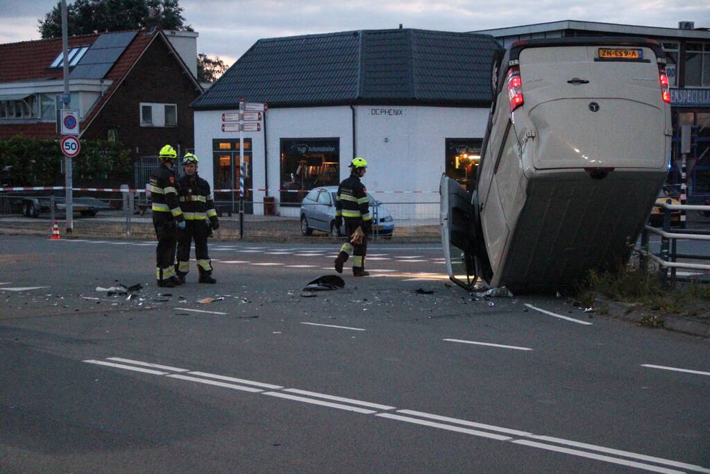 Bestelbus raakt ondersteboven door ongeval