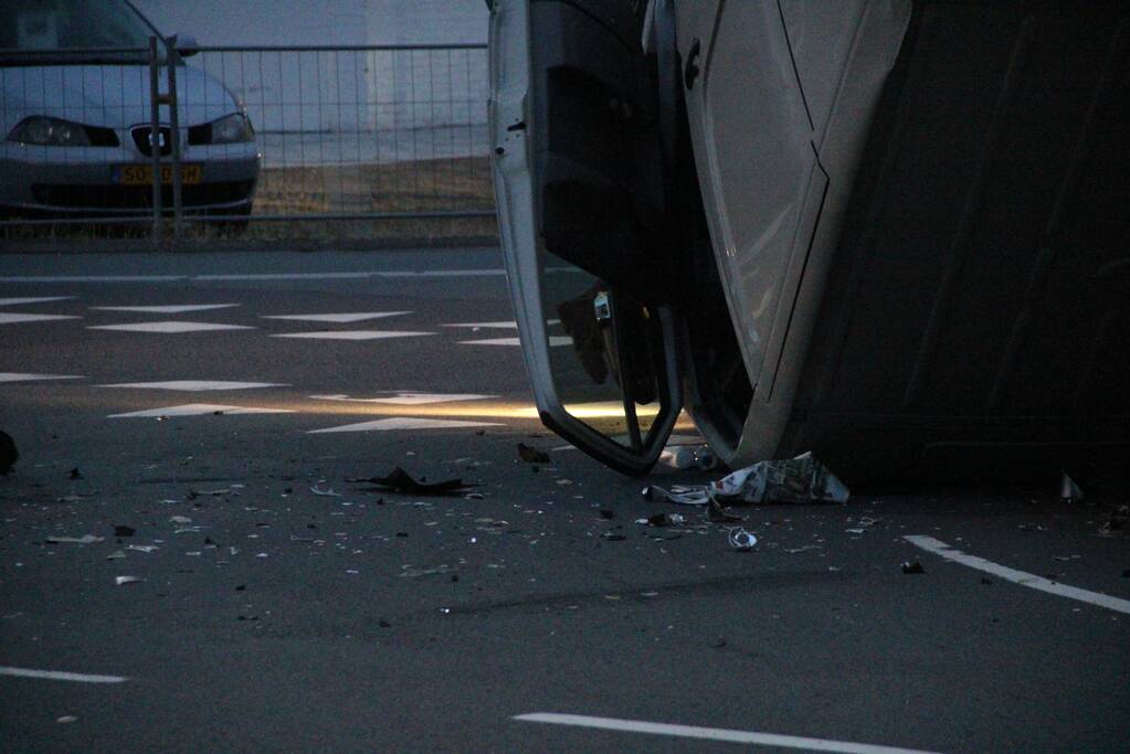 Bestelbus raakt ondersteboven door ongeval