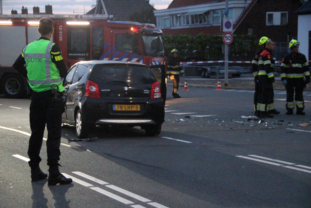 Bestelbus raakt ondersteboven door ongeval
