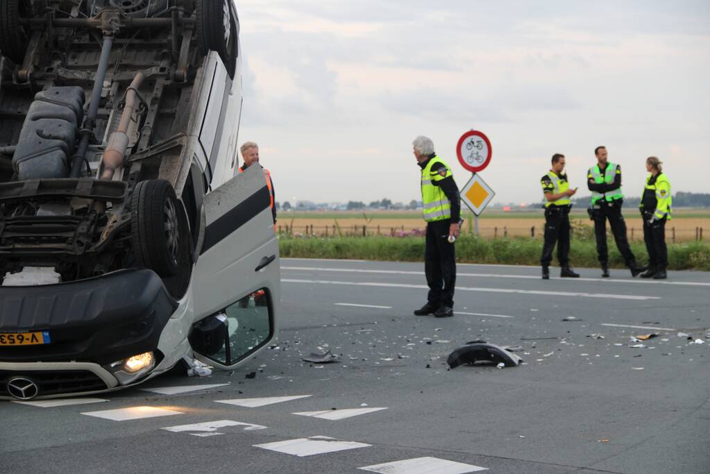 Bestelbus raakt ondersteboven door ongeval