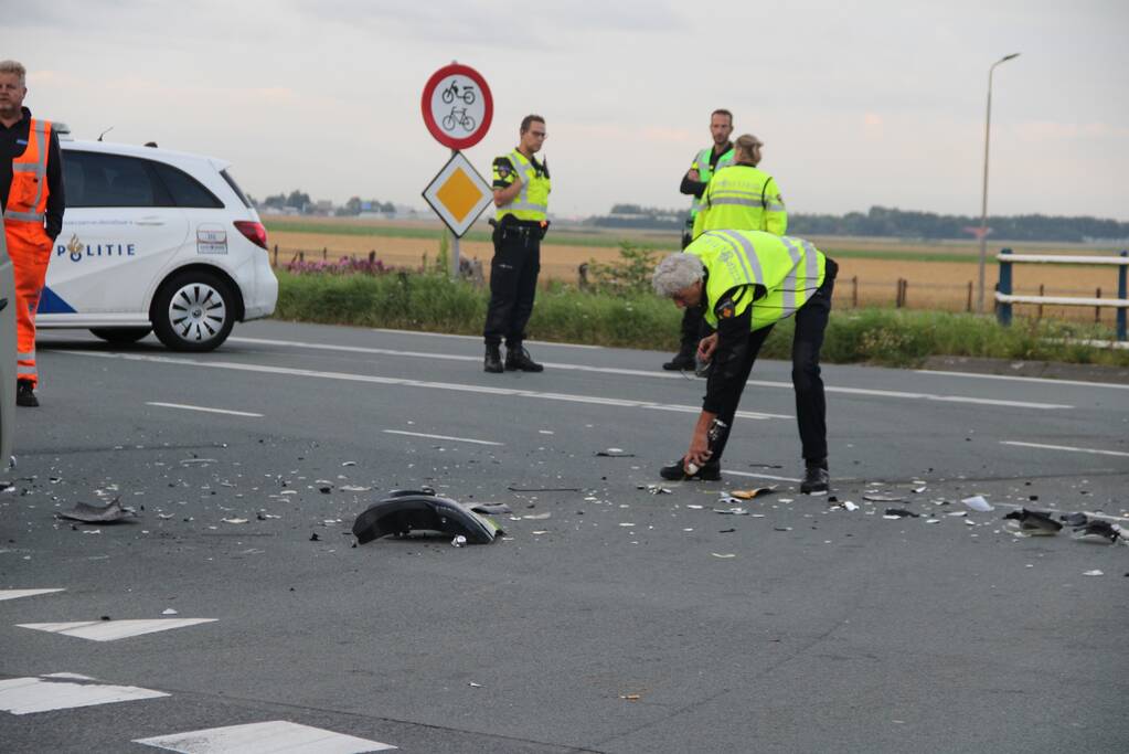 Bestelbus raakt ondersteboven door ongeval