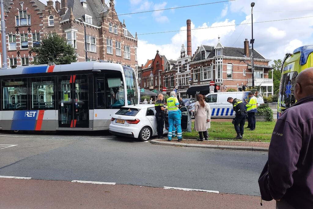 Botsing tussen tram en auto in Delfshaven