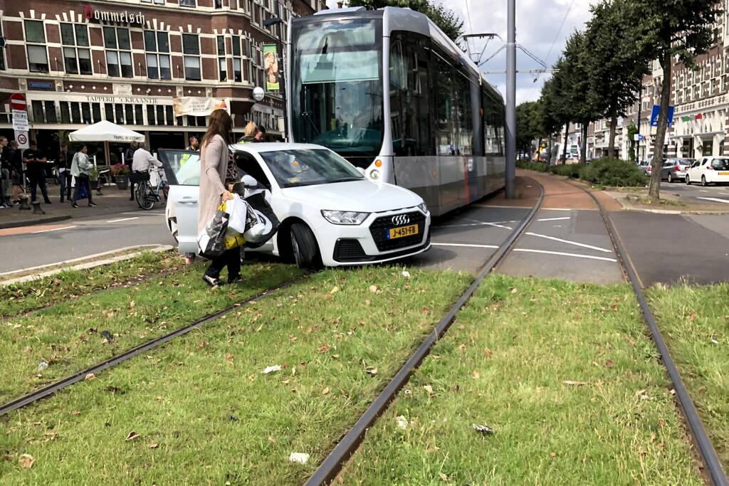 Botsing tussen tram en auto in Delfshaven