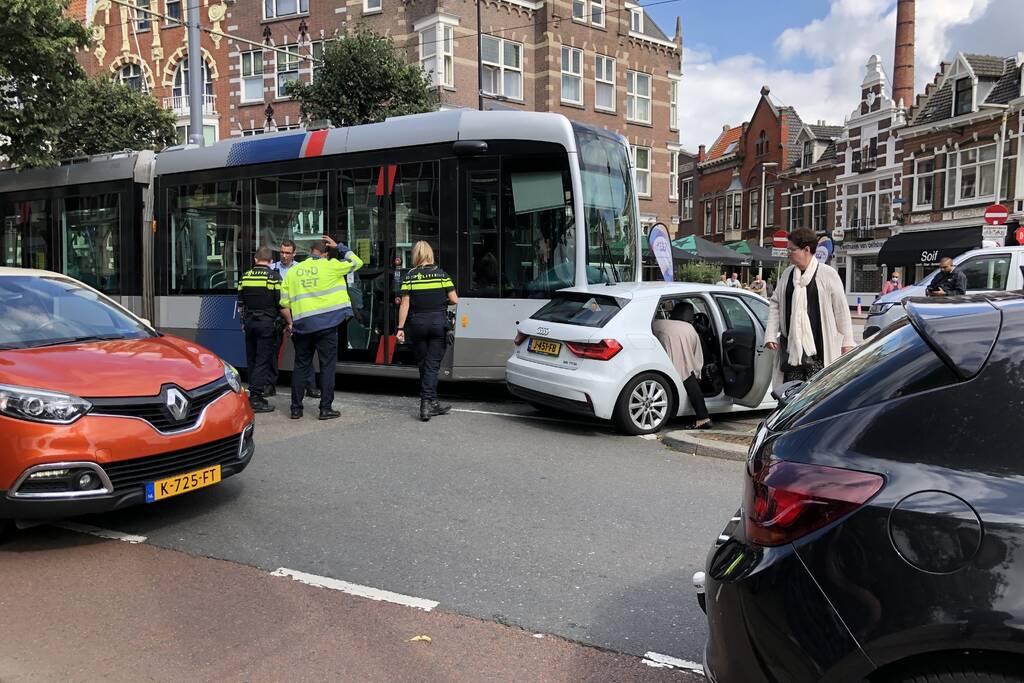 Botsing tussen tram en auto in Delfshaven