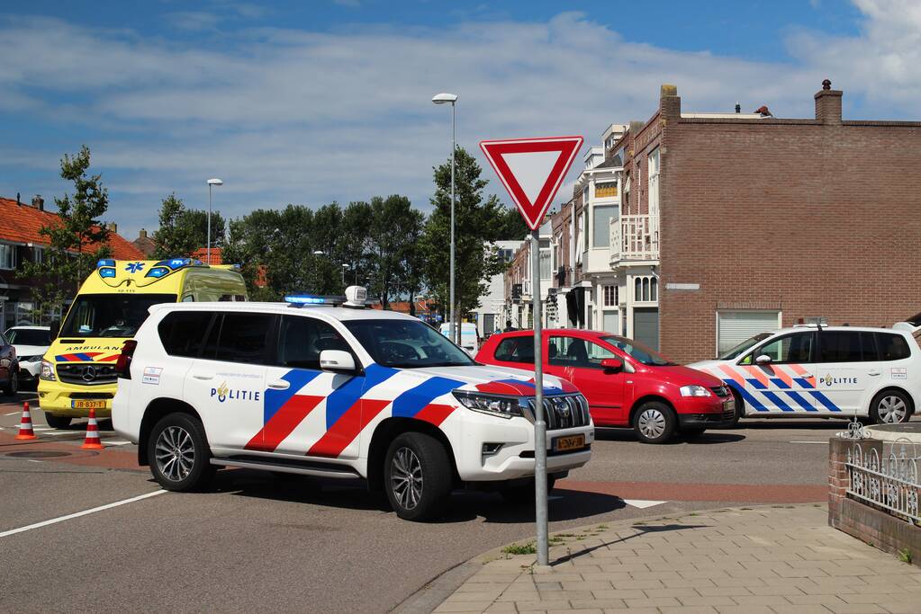 Scooter en auto botsen hard op elkaar