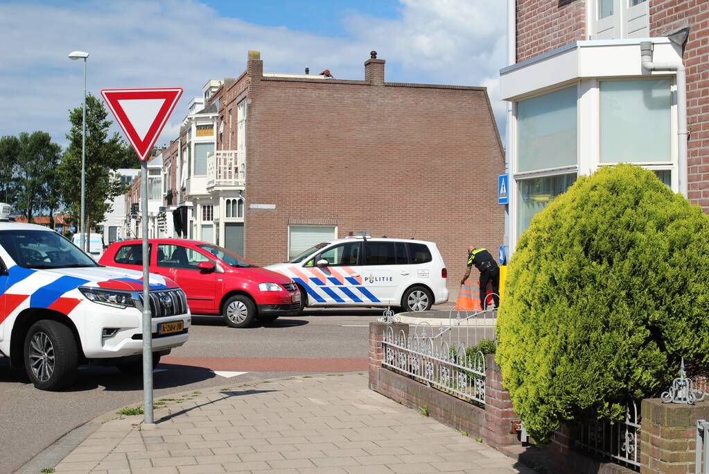 Scooter en auto botsen hard op elkaar
