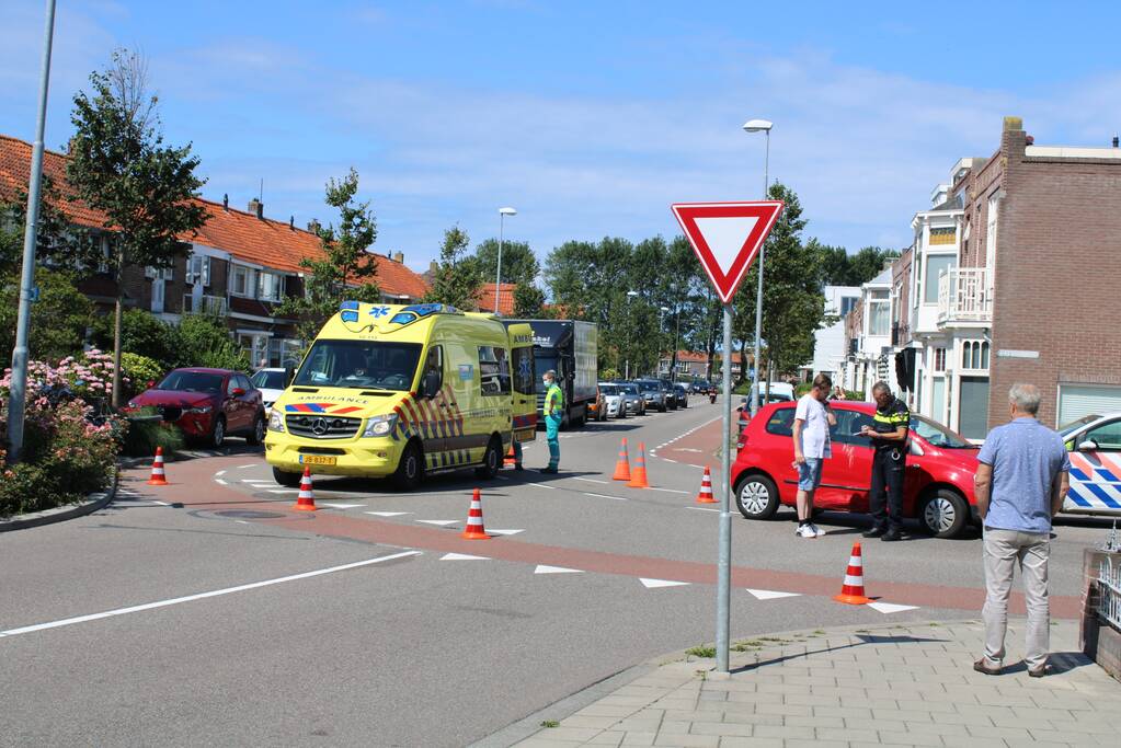 Scooter en auto botsen hard op elkaar