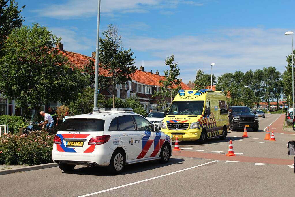 Scooter en auto botsen hard op elkaar