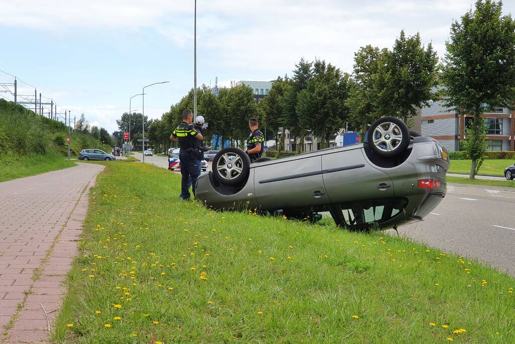 Auto belandt op de kop