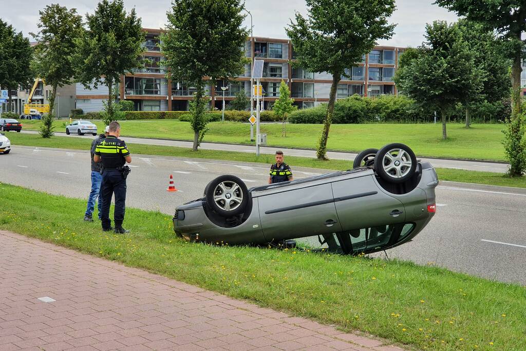 Auto belandt op de kop