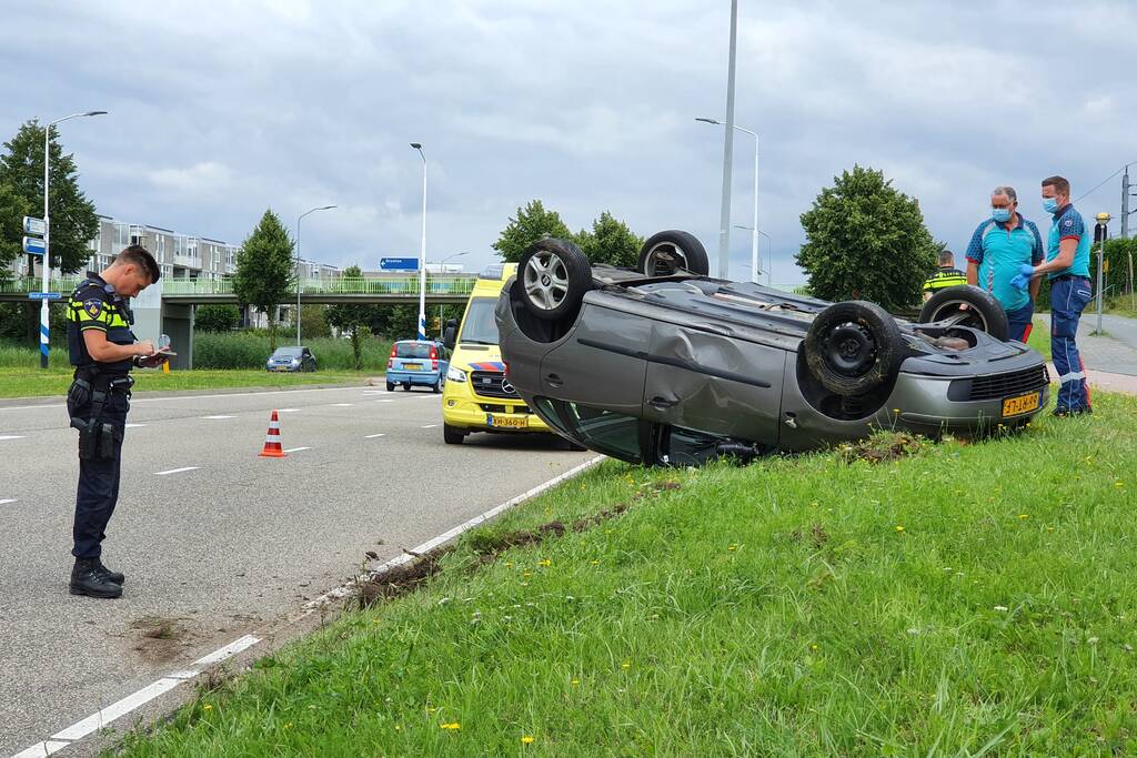 Auto belandt op de kop